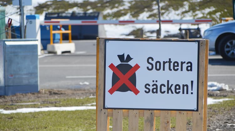 Skylt med text